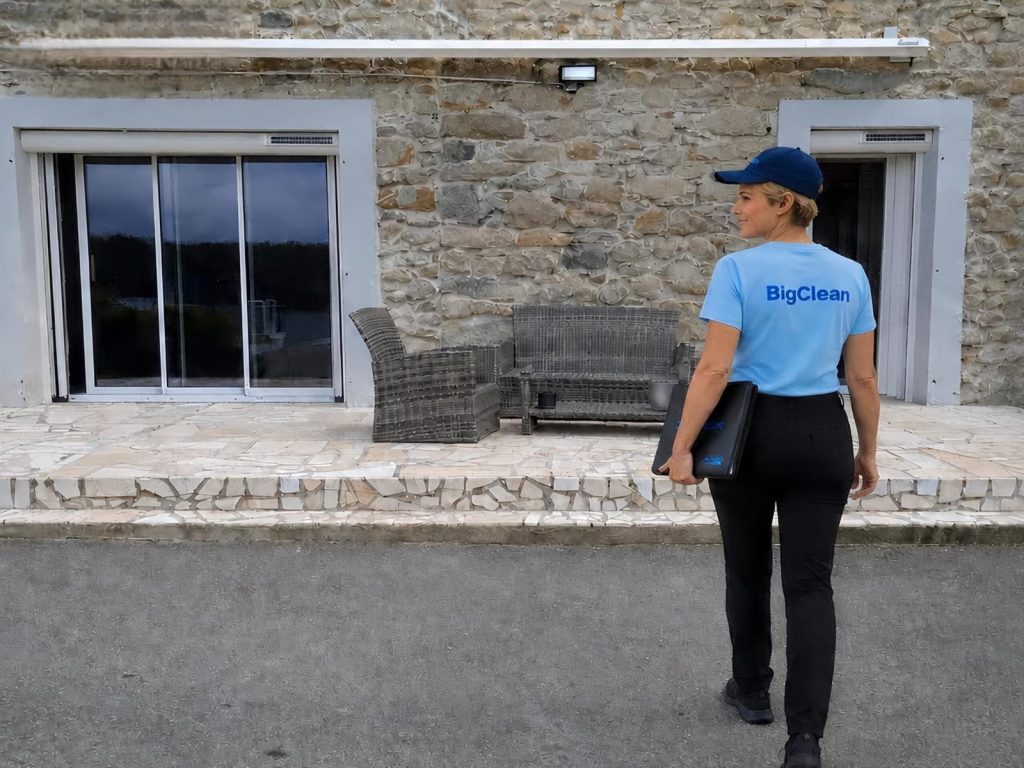 Professionnelle de BigClean se rendant chez un client pour établir un devis gratuit